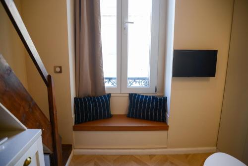 Compact Modern Studio