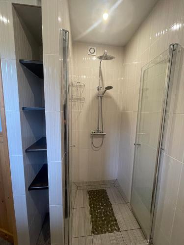 a shower with a glass door in a bathroom at Gawra Werlas in Werlas