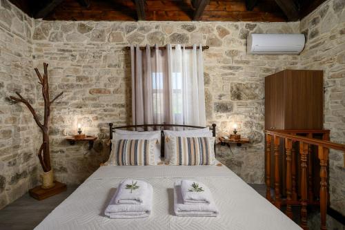 a bedroom with a bed with towels on it at Villa Diamant 1860 in Monókhoron