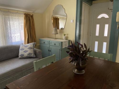 a living room with a couch and a table at Macskakő Apartman in Szentendre