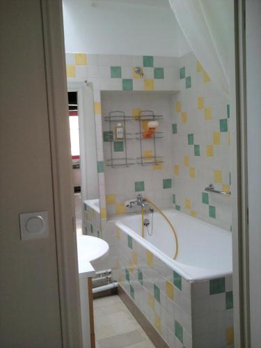 a bathroom with a tub and a sink at MUSIROSA in Vézelay