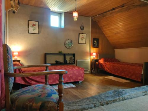 a living room with two beds and a mirror at MUSIROSA in Vézelay