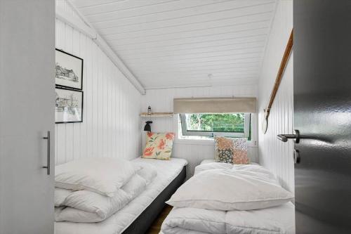 a bedroom with two beds in a tiny house at JB274-Fjerritslev-Ronnevej-10 in Kollerup