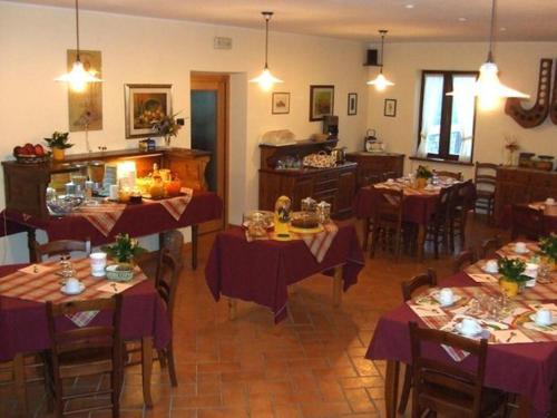 un restaurante con mesas y sillas con manteles púrpuras en Agritur Le Pergole, en Villa Lagarina