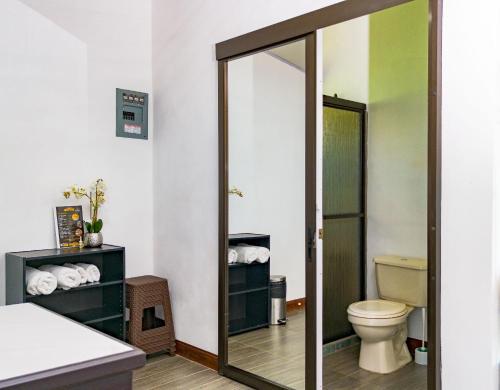a bathroom with a mirror and a toilet at Cabaña El Sargento in San Francisco