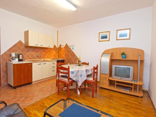 Cuisine ou kitchenette dans l'établissement Apartments Dragica 929