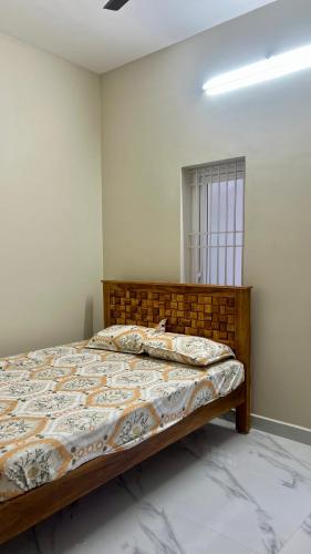 a bedroom with a bed in a room at JM Arunachala Stays in Tiruvannāmalai