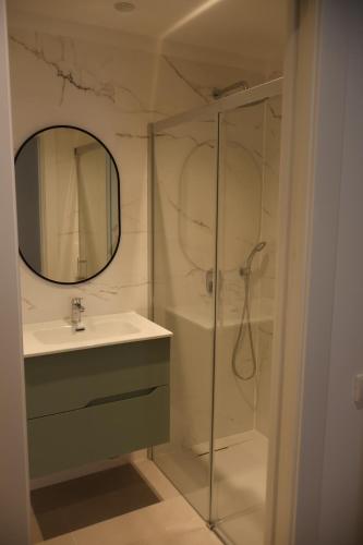 a bathroom with a shower and a sink and a mirror at MoV Flexliving in Oviedo