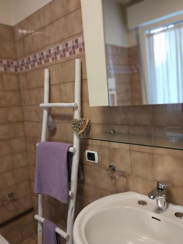 a bathroom with a sink and a mirror at Al Casale B&B in Casalserugo
