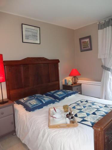 um quarto com uma cama com uma bandeja em La Pauseto em Fontvieille