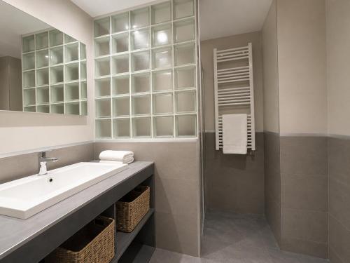 a bathroom with a sink and a mirror at BPirineos-Mulleres in Benasque