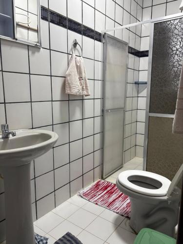 a bathroom with a shower and a toilet and a sink at Excelente apartamento espaçoso com terraço in Macaé