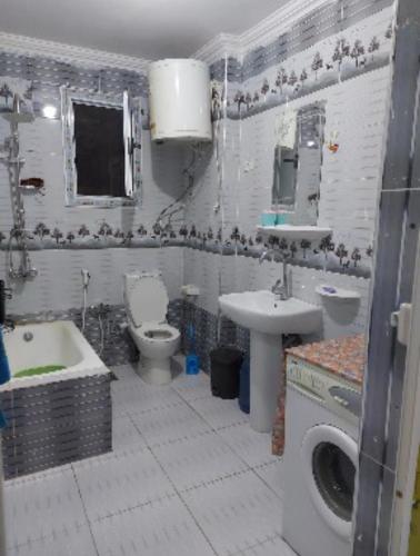 a bathroom with a sink and a toilet and a tub at شقة سوبر لوكس ثلاث غرف بعين شمس الشرقية in Cairo