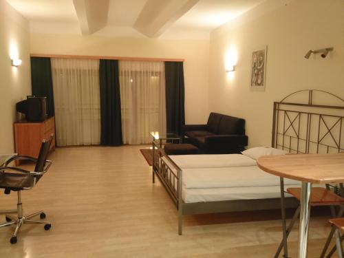 ウィーンにあるVienna Comfort Apartmentsのリビングルーム(ベッド1台、ソファ、テーブル付)