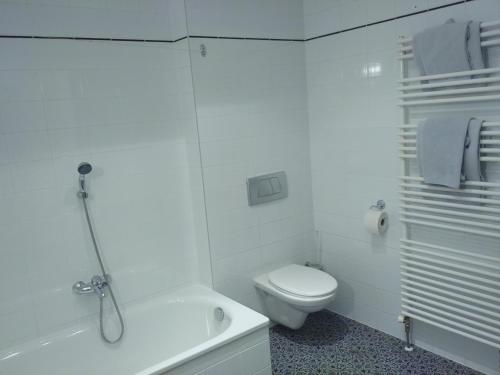 ウィーンにあるVienna Comfort Apartmentsの白いバスルーム(トイレ、バスタブ付)
