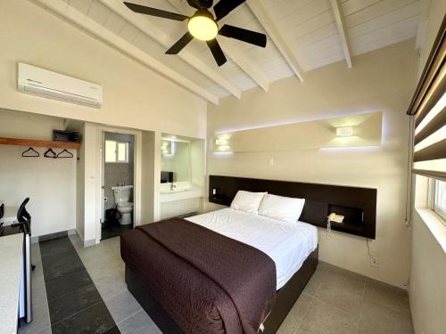 a bedroom with a bed and a ceiling fan at Motel Reno in Tijuana