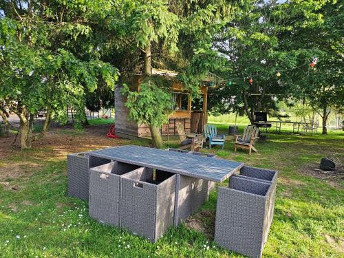 a house with a picnic table in the grass at appartement Plume de repos in Marboué