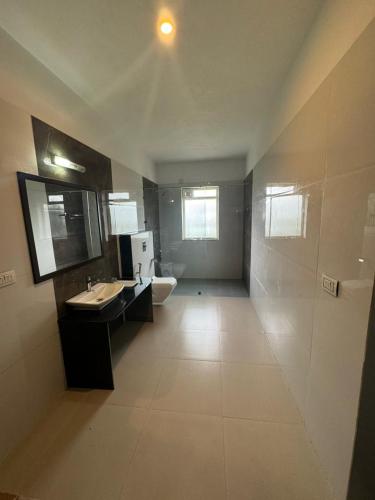 a large bathroom with a sink and a toilet at Sky villa with pool in Nāi