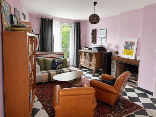 a living room with a couch and a table at Maisonnette Clisson quartier Trinité in Clisson