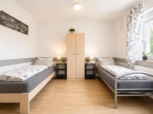 a room with two beds and a window at Ferienwohnung Sonnendeck einladend und freundlich in Laupheim
