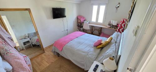 a bedroom with a bed and a mirror at Casita Costa in Miengo
