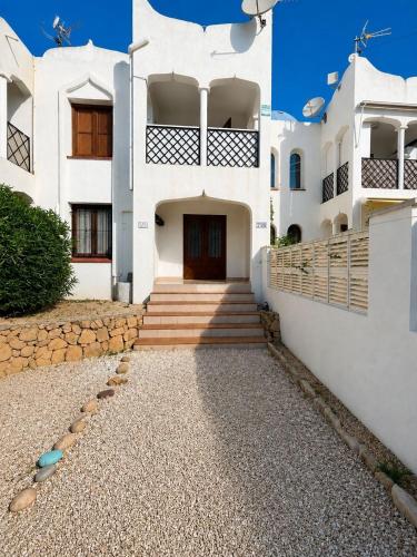 Apartamento con jardín, piscina y parking