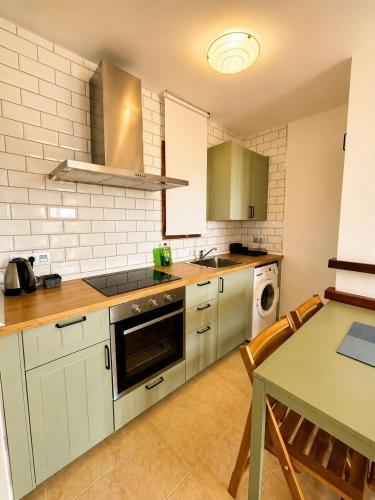 Apartamento con jardín, piscina y parking