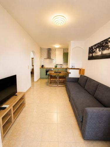 Apartamento con jardín, piscina y parking
