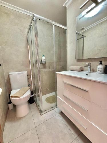 Apartamento con jardín, piscina y parking