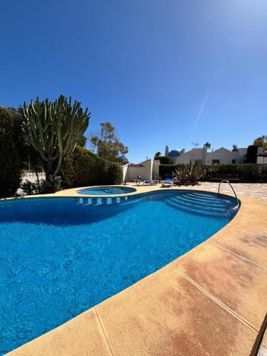 Apartamento con jardín, piscina y parking