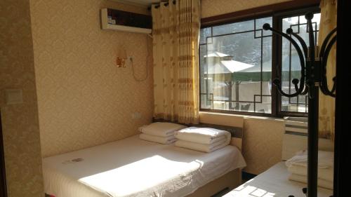 Ένα ή περισσότερα κρεβάτια σε δωμάτιο στο Jumanyuan House