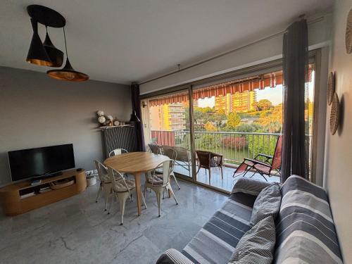 Appartement Juan-Les-Pins, 4 pieces, 80m2, Residence Luxe Piscine Tennis