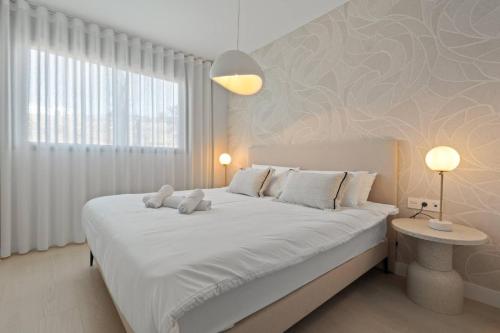 Luxury 2BR in Camarate Hills - Pool and Garden