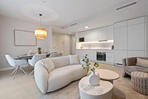 Luxury 2BR in Camarate Hills - Pool and Garden