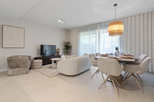 Luxury 2BR in Camarate Hills - Pool and Garden