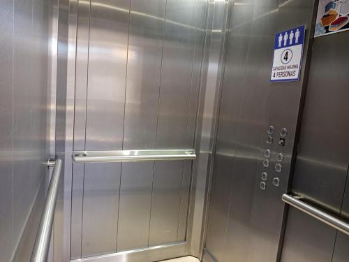 a metal shower stall with a sign on it at Frente a Termas in Federación