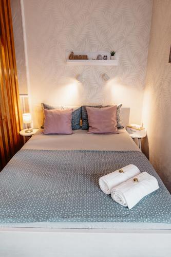 a bedroom with a bed with two towels on it at Darja apartmani sa pogledom na jezero in Ostrovo