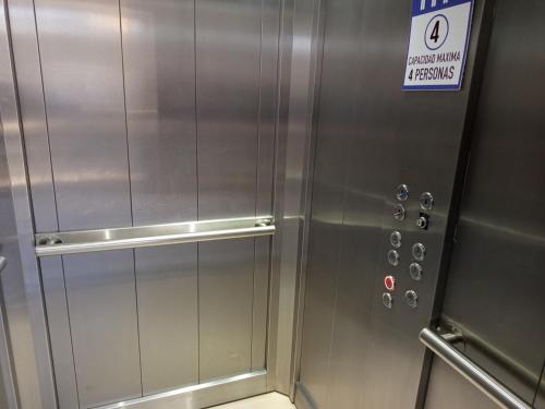 a metal shower stall with a sign on it at Frente a Termas in Federación