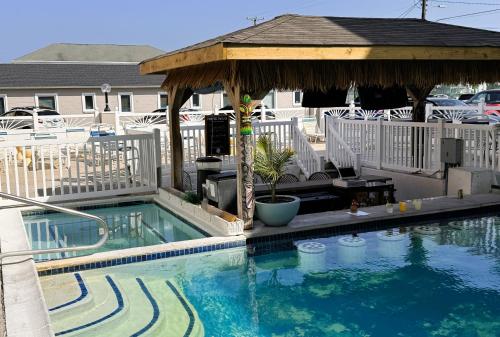a swimming pool with a gazebo and a swimming poolvisorangering at Oceanic Hotel in Wildwood