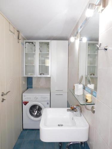 Sweet Apartment in Nea Chora, Balcony & Mountain View, Steps from the Sea