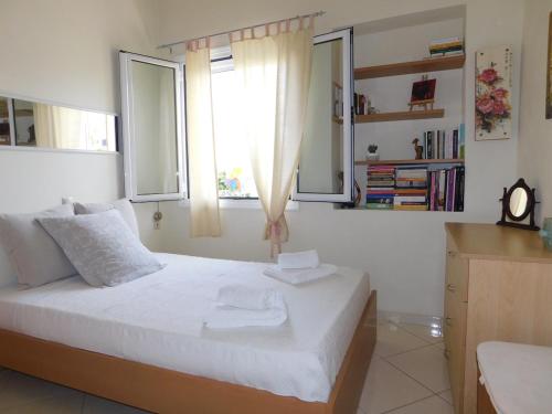 Sweet Apartment in Nea Chora, Balcony & Mountain View, Steps from the Sea
