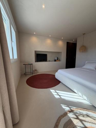 a bedroom with a bed and a flat screen tv at Casa Martens in Monda