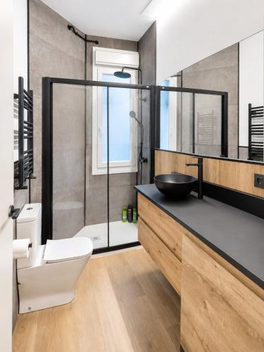 a bathroom with a sink and a toilet and a shower at MBE Bilbao Centro, 3Hab, 2 Baños, jacuzzi in Bilbao