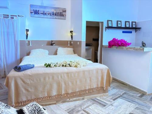 a bedroom with a large bed with flowers on it at Bungalow 2 chambres salon in Ngaring