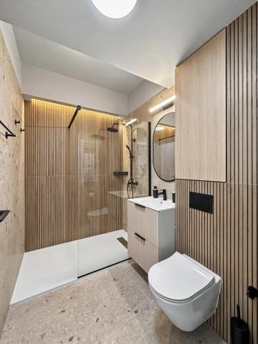 a bathroom with a toilet and a shower and a sink at Tomis Villa Grand Resort in Mamaia Sat/Năvodari