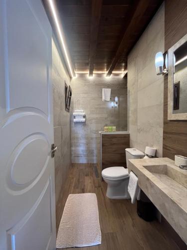 ein Badezimmer mit Toilette und Waschbecken in der Unterkunft Manoleva House in Mělník