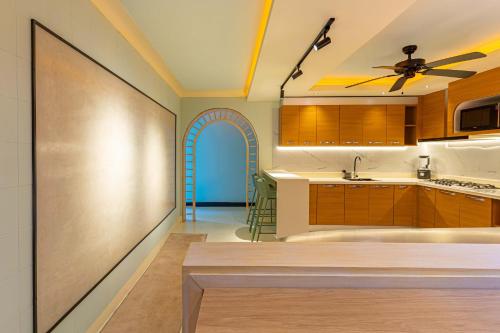 a kitchen with a ceiling fan and an archway at Casa Stella Rooms in Cartagena de Indias
