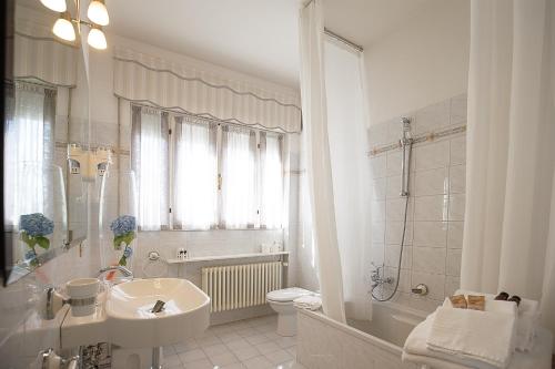 a bathroom with a sink and a toilet and a shower at B&B Ortensia in Forte dei Marmi