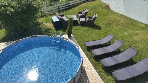 an overhead view of a swimming pool with chairs anditures at Otta Studio apartment in Sel