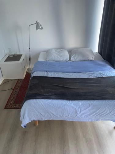 a bed with blue sheets and pillows in a bedroom at Campe Good in Waterloo